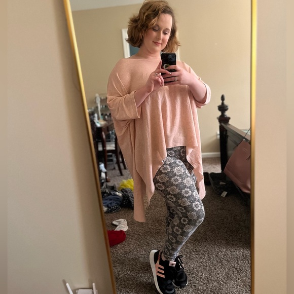 Pixi & Ivy Oversized Blouse - Picture 4 of 4